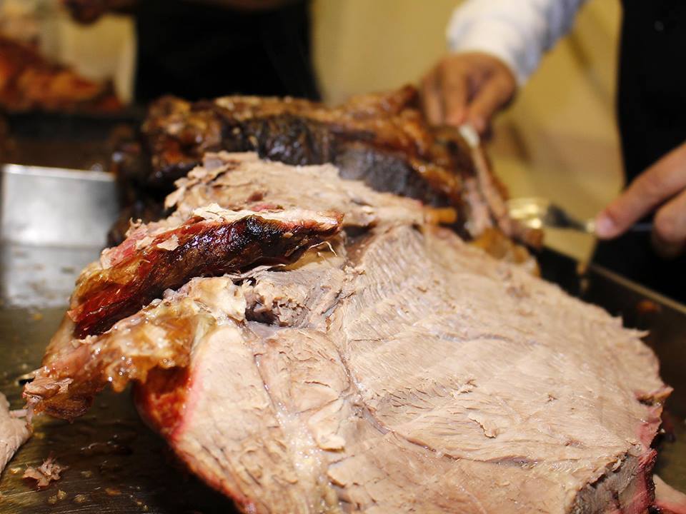 Pernil de vaca cortándose en finas láminas sobre la plancha